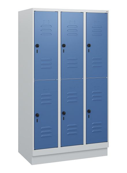 C+P Doppelstöckiger Spind Classic PLUS, Sockel, 3 Abteile, 1630x900x500mm, 7035/5023, Drehriegel, 0803205-30 S10005