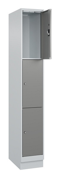 C+P Schließfachschrank Evolo PLUS, mit Sockel, 3 Fächer, 1950x300x500mm, 7035/00, Frontfarbe 0005000 RDS Stahlgrau, 049020-103 S10014