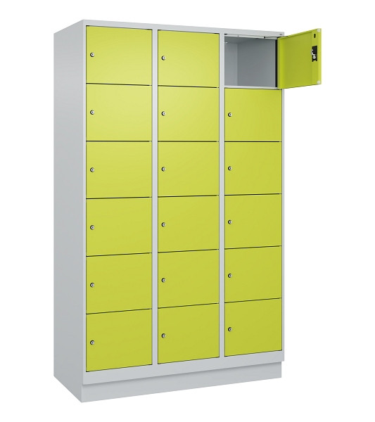 C+P Schließfachschrank Evolo PLUS, mit Sockel, 18 Fächer, 1950x1200x500mm, 7035/1108060 RDS Clowngrün, 049020-326 S10015