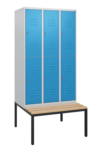 C+P Doppelstöckiger Spind Classic PLUS, 3 Abteile, 1950x900x815mm, 7035/5012, Zylinderschlösser, Buche-Sitzleisten, Sitzbank, 0803505-30 S10034