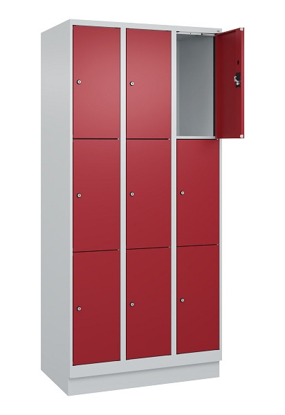 C+P Schließfachschrank Evolo PLUS, mit Sockel, 9 Fächer, 1950x900x500mm, 7035/30, Frontfarbe RAL 3003 Rubinrot, 049020-303 S10004