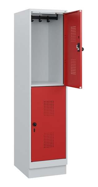 C+P Doppelstöckiger Spind Evolo PLUS, Sockel, 2 Fächer, 1630x400x500mm, 7035/300, Frontfarbe RAL 3000 feuerrot, Drehriegel, 0493205-12 S10003