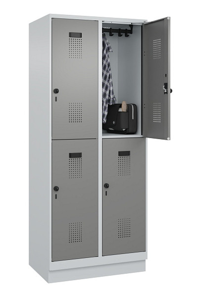 C+P Doppelstöckiger Spind Evolo PLUS, mit Sockel, 4 Fächer, 1950x800x500mm, 7035, 0005000 RDS Stahlgrau, Drehriegel, 049320-22 S10014