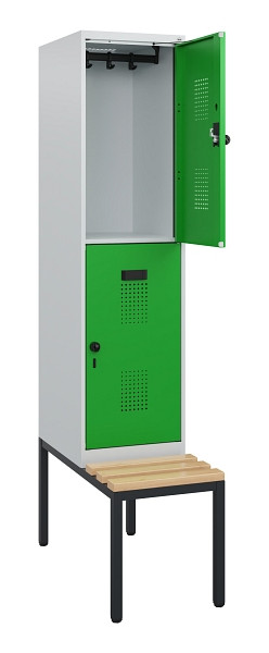 C+P Doppelstöckiger Spind Evolo PLUS, Bank, 2 Fächer, 1950x400x815mm, 7035/6037, Drehriegel, Sitzfläche Buche-Hartholz, Sitzbank, 0493505-12 S10011