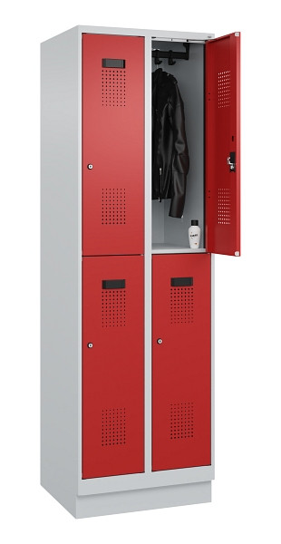 C+P Doppelstöckiger Spind Evolo PLUS, mit Sockel, 4 Fächer, 1950x600x500mm, 7035, Frontfarbe RAL 3000 feuerrot, Zylinderschloss, 049320-20 S10030