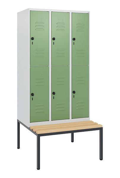 C+P Doppelstöckiger Spind Classic PLUS, 3 Abteile, 1950x900x815mm, 7035/6011, Drehriegel, Buche-Sitzleisten, mit untergebauter Sitzbank, 0803505-30 S10006