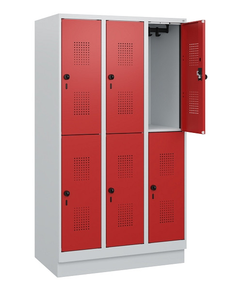 C+P Doppelstöckiger Spind Evolo PLUS, Sockel, 6 Fächer, 1630x900x500mm, 7035/300, Frontfarbe RAL 3000 feuerrot, Drehriegel, 0493205-30 S10003