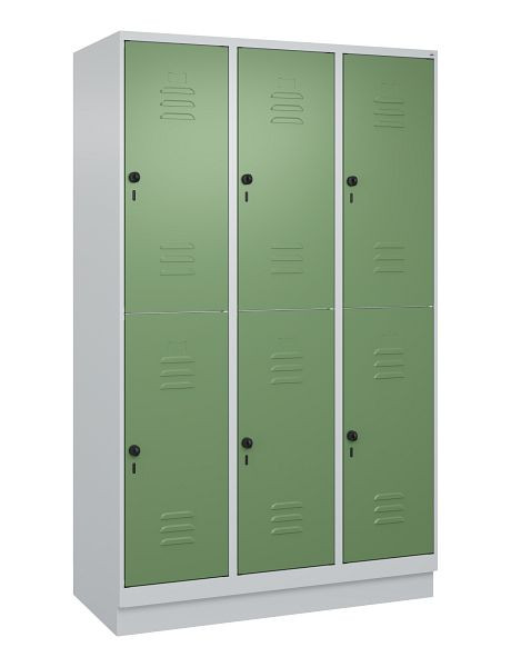 C+P Doppelstöckiger Spind Classic PLUS, Sockel, 3 Abteile, 1950x1200x500mm, 7035/6011, 080320-32 S10006
