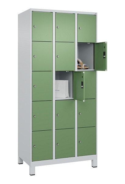C+P Schließfachschrank Evolo PLUS, mit Füßen, 15 Fächer, 1950x900x500mm, 7035/6, Frontfarbe RAL 6011 Resedagrün, 049010-305 S10010