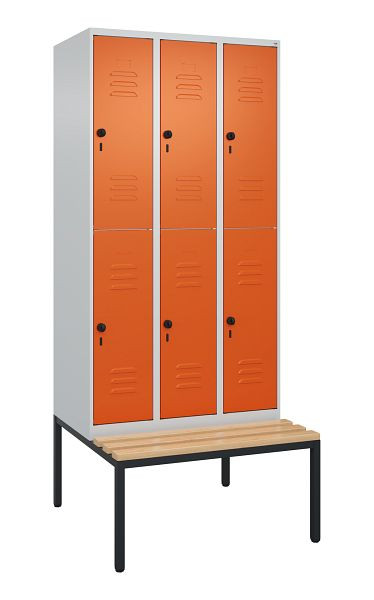 C+P Doppelstöckiger Spind Classic PLUS, 3 Abteile, 2120x900x815mm, 7035/2004, Drehriegel, Buche-Sitzleisten, mit untergebauter Sitzbank, 0803507-30 S10184