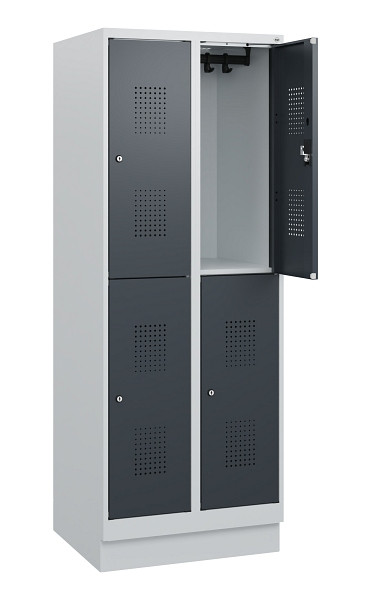 C+P Doppelstöckiger Spind Evolo PLUS, Sockel, 4 Fächer, 1630x600x500mm, 7035/701, Zylinderschloss, 0493205-20 S10039