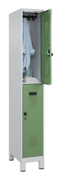 C+P Doppelstöckiger Spind Evolo PLUS, mit Füßen, 2 Fächer, 1950x300x500mm, 7035, Frontfarbe RAL 6011 Resedagrün, Drehriegel, 049310-10 S10010