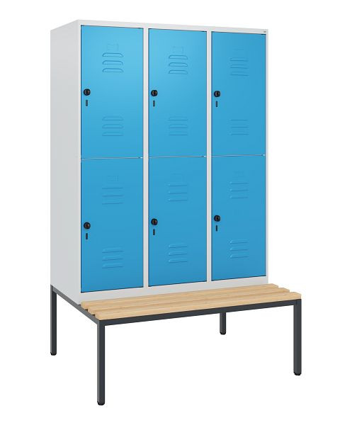 C+P Doppelstöckiger Spind Classic PLUS, 3 Abteile, 1950x1200x815mm, 7035/5012, Drehriegel, Buche-Sitzleisten, mit untergebauter Sitzbank, 0803505-32 S10004