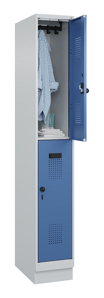 C+P Doppelstöckiger Spind Evolo PLUS, mit Sockel, 2 Fächer, 1950x300x500mm, 7035, Frontfarbe RAL 5023 Fernblau, Drehriegel, 049320-10 S10008