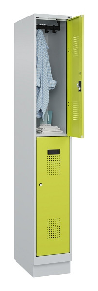 C+P Doppelstöckiger Spind Evolo PLUS, mit Sockel, 2 Fächer, 1950x300x500mm, 7035, Frontfarbe 1108060 RDS Clowngrün, Zylinderschloss, 049320-10 S10042