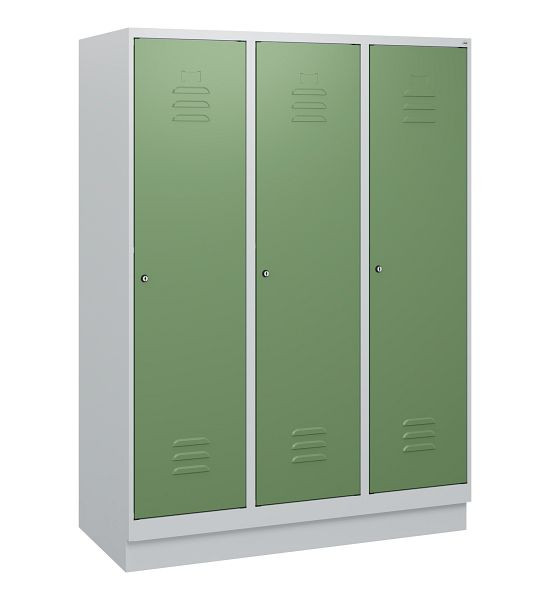 C+P Umkleidespind Classic PLUS, Sockel, 3 Abteile, 1630x1200x500mm, 7035/6011, Zylinderschlösser, 0800205-32 S10021