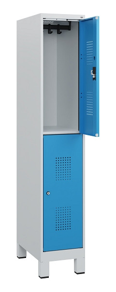 C+P Doppelstöckiger Spind Evolo PLUS, Füße, 2 Fächer, 1630x300x500mm, 7035/5012, Zylinderschloss, 0493105-10 S10031