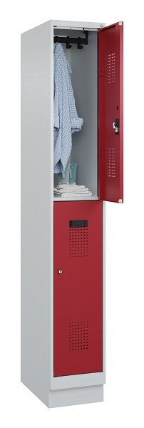 C+P Doppelstöckiger Spind Evolo PLUS, mit Sockel, 2 Fächer, 1950x300x500mm, 7035, Frontfarbe RAL 3003 Rubinrot, Zylinderschloss, 049320-10 S10031