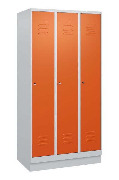 C+P Umkleidespind Classic PLUS mit Mitteltrennwand, Sockel, 3 Abteile, 1800x900x500mm, 7035/2004, Zylinderschlösser, 0800207-30F S10031