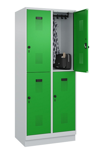 C+P Doppelstöckiger Spind Evolo PLUS, mit Sockel, 4 Fächer, 1950x800x500mm, 7035, Frontfarbe RAL 6037 Reingrün, Drehriegel, 049320-22 S10011