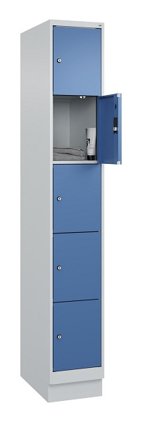 C+P Schließfachschrank Evolo PLUS, mit Sockel, 5 Fächer, 1950x300x500mm, 7035/50, Frontfarbe RAL 5023 Fernblau, 049020-105 S10008