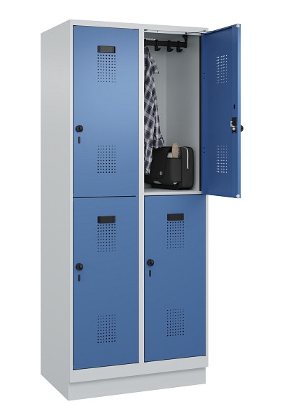 C+P Doppelstöckiger Spind Evolo PLUS, mit Sockel, 4 Fächer, 1950x800x500mm, 7035, Frontfarbe RAL 5023 Fernblau, Drehriegel, 049320-22 S10008