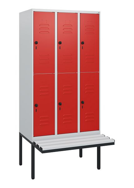 C+P Doppelstöckiger Spind Classic PLUS, 3 Abteile, 1950x900x815mm, 7035/3020, Drehriegel, mit Untergestell und schwebender Sitzfläche, 0803405-30 S10062