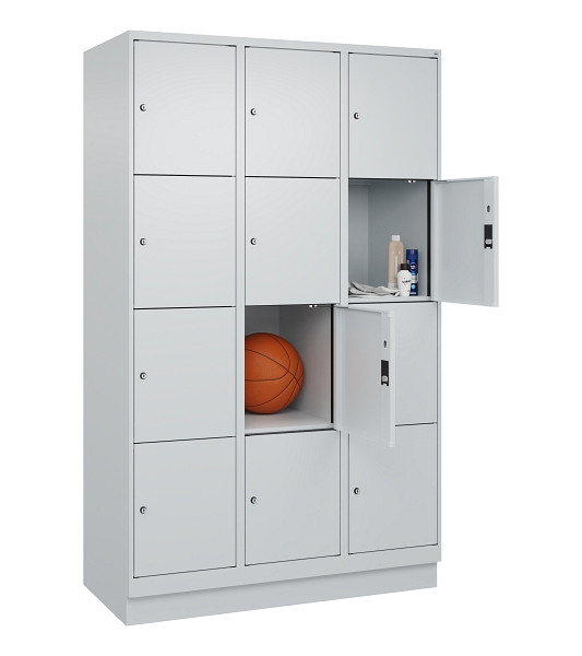 C+P Schließfachschrank Evolo PLUS, mit Sockel, 12 Fächer, 1950x1200x500mm, 7035/7035 Lichtgrau, Abteile 3, Abteilbreite 400 mm, 049020-324 S10013