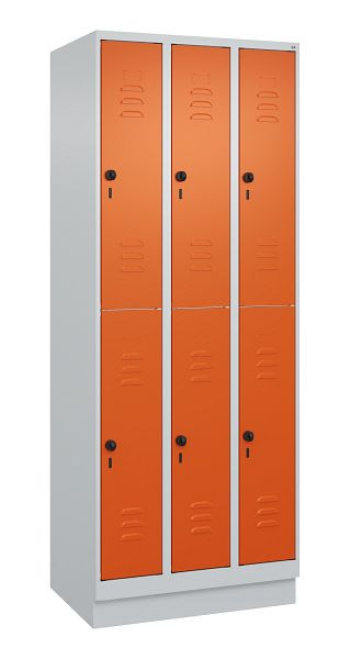 C+P Doppelstöckiger Spind Classic PLUS, Sockel, 3 Abteile, 1950x750x500mm, 7035/2004, 080320-39 S10061