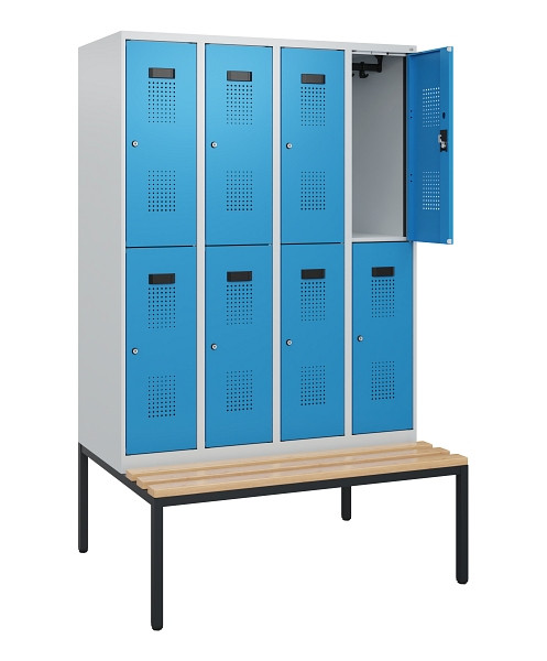 C+P Doppelstöckiger Spind Evolo PLUS, Bank, 8 Fächer, 1950x1200x815mm, 7035/5012, Zylinderschloss, Sitzfläche Buche-Hartholz, Sitzbank, 0493505-40 S10031