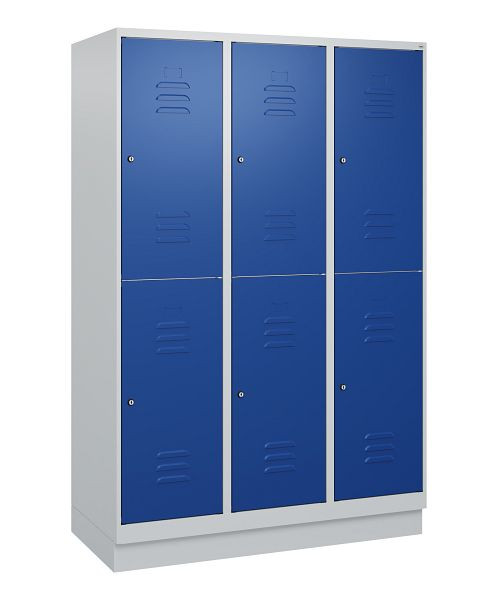 C+P Doppelstöckiger Spind Classic PLUS, Sockel, 3 Abteile, 1800x1200x500mm, 7035/5010, Zylinderschlösser, 0803207-32 S10018