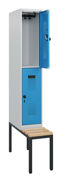 C+P Doppelstöckiger Spind Evolo PLUS, Bank, 2 Fächer, 1950x300x815mm, 7035/5012, Drehriegel, Sitzfläche Buche-Hartholz, Sitzbank, 0493505-10 S10007